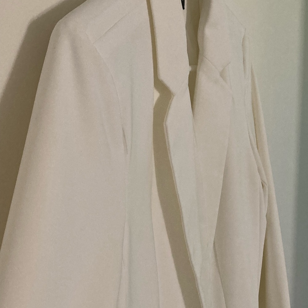 White Live Tree blazer that’s easy to style. Very sharp! Worn once. Size Large.